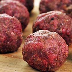 Cuban Meatballs, How To Make Albondigas, Spicy Meatball, Club Crackers, Spicy Meatballs, Cuban Dishes, Latin American Recipes, Latin American Food, Cuban Cuisine