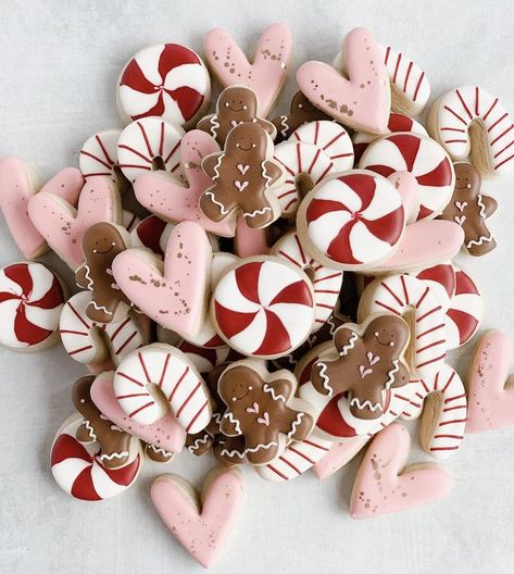 Personalized Gingerbread Cookies, Gingerbread Baby Shower Cookies, Heart Shaped Christmas Cookies, Gingerbread Candy Ideas, Gingerbread Baby Shower Decorations, Christmas Treat Packaging Ideas, Pink Gingerbread Cookies, Sugar Cookies Valentines Day, Mini Royal Icing Cookies