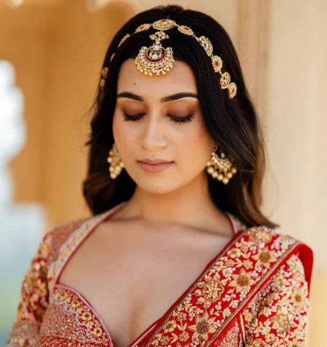 Latest Bridal Makeup, Head Jewellery, Bridal Jewellry, Bridal Hairstyle Indian Wedding, Maang Tika, Bridal Jewellery Inspiration, Engagement Hairstyles, Bridal Hairdo, Traditional Hairstyle