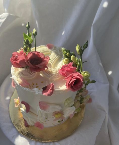 Pretty Birthday Cakes With Flowers, Domo Cake, Real Flower Cake, Cake With Real Flowers, Birthday Dinner Party, Cake Inspo, Cake Flowers, Big Cakes, Pretty Birthday Cakes