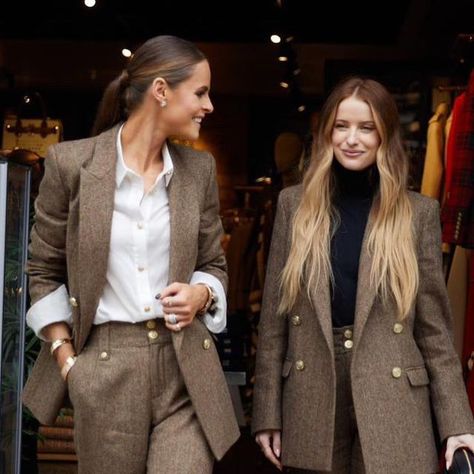 Holland Cooper on Instagram: "What an incredible launch day we had yesterday with @victoria and @jadehollandcooper showcasing our latest AW23 collaboration. . Combining Holland Cooper’s iconic tailored silhouettes with Victoria’s personal style, these new pieces have been designed to pair perfectly with all your favourites from previous VM x HC collaborations. . Held at @bicestervillage and hosted by the gorgeous @rosietapner . Comment below if you managed to get a piece from the collection! . Holland Cooper Outfits, October Clothes, Jade Holland Cooper, Cotswolds House, Fall Fashion Outfits Casual, Holland Cooper, Walking Outfits, Elle Macpherson, Classic Wardrobe