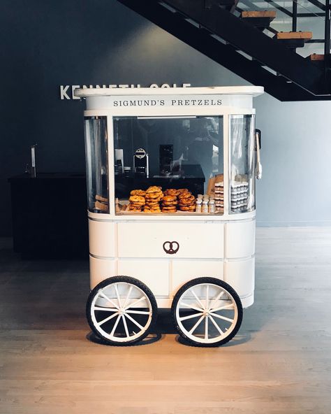 35 Mobile Bars and Food Trucks That Can Roll Right Up to Your Party #WeddingFood #WeddingReceptionIdeas #WeddingFoodTrucks #WeddingInspiration | Martha Stewart Weddings Gerobak Design Food Carts, Cute Food Trucks, Party Food Carts, Food Vans, Food Truck Wedding, Wedding Snacks, Food Kiosk, Mobile Food Cart, Food Cart Design