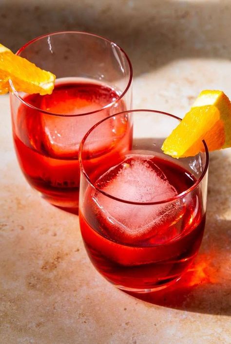 Learn how to make a classic Negroni without alcohol. This Negroni calls for non-alcoholic gin as well as a non-alcoholic aperitif. Negroni Sour, Negroni Bottle, Negroni Cocktail Aesthetic, Negroni Variations, Non Alcoholic Negroni, Classic Negroni, Boulevardier, Non Alcoholic Wine, Orange Wedges