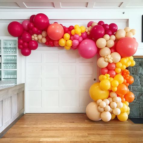 Summer soirée with this African sunset inspired installation 🦒 . . . #balloongarland #balloonarch #ballooninstallation #summersoiree Sunset Backdrop Party, Sunset Balloon Arch, Sunset Decorations Party, Sunset Balloons, Sundowner Party, Multicultural Night, Smiley Party, Summer Sunset Aesthetic, Senior Sunset