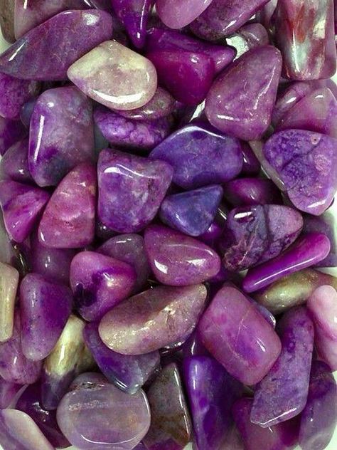 purple rock Purple Rocks, Yennefer Of Vengerberg, Color Violeta, Radiant Orchid, Purple Reign, Purple Love, All Things Purple, Purple Stones, Purple Lilac