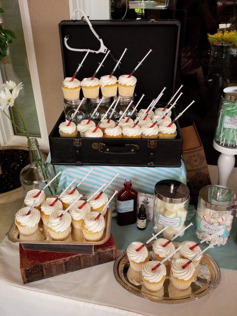 Medical School Graduation Party Ideas, Degree Party, Nurse Grad Parties, Nurse Graduation Party Decorations, Nurse Practitioner Graduation, End Of School Party Ideas, Med School Graduation, End Of School Party, School Cupcakes