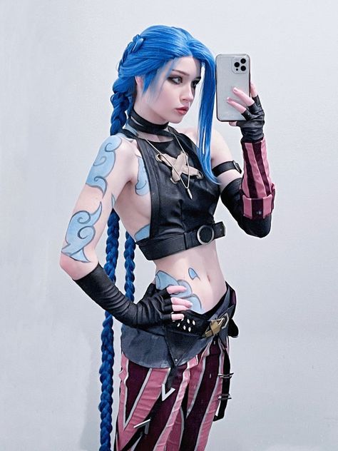 nora 🌱 on Twitter: "jinx from arcane 🤍… " Nora Fawn, Cosplay Poses, Jinx Cosplay, Jinx League Of Legends, Snk Cosplay, Doll Divine, Epic Cosplay, Idee Cosplay, Halloween Inspo