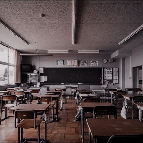 Schoolcore Aesthetics, Highschool Aesthetic Classroom, Gone Michael Grant, College Classroom, Classroom Interior, American High School, Forbidden Fruit, High School Classroom, Dream School