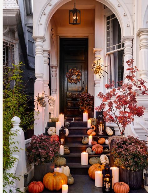 Halloween Decorations Outdoor Stairs, Front Entrance Fall Decor, Fall Stairs Decor Outside, Maximalist Halloween Decor, Halloween Staircase Decor, Fall Staircase Decor, Halloween Stairs, Pumpkin Patch Decoration, Pastel Thanksgiving