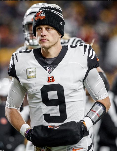 Joe Burrow Wallpaper, Joey Burrow, Joe Shiesty, Joe Borrow, Nfl Uniforms, Football Books, Bengals Football, Joe Burrow, Football Love