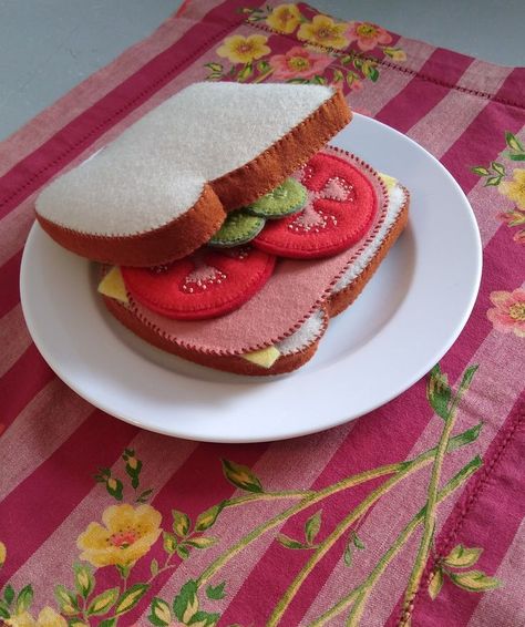 Felt Strawberries, Felt Strawberry, Felt Food Diy, Felt Food Patterns, Felt Fruit, Dramatic Play Preschool, Lemon Ice, Dolly Doll, Felt Play Food