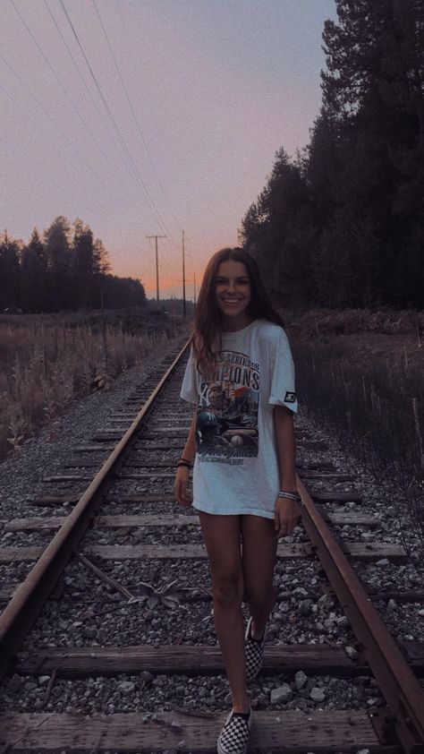 Train Track Photoshoot Aesthetic, Senior Pictures Railroad Tracks, Train Track Photoshoot, Railroad Track Pictures, Track Photoshoot, Duo Photoshoot, Railway Photography, Train Photos, Track Pictures