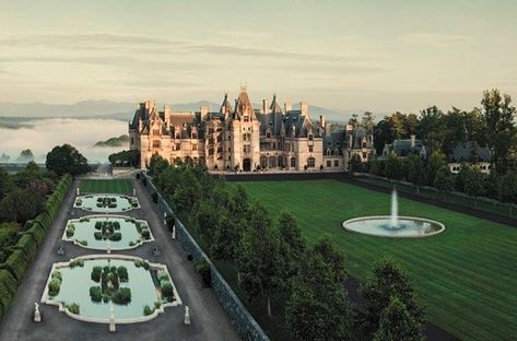 Gloria Vanderbilt’s family built the most opulent homes in America. When style icon and heiress Gloria Vanderbilt died yesterday, the… Biltmore Mansion, Cherokee Nc, Vanderbilt Mansions, Biltmore House, Tar Heel, Porch Swings, Carolina Girl, Biltmore Estate, Casa Exterior