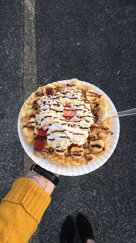 [I ate] A deluxe funnel cake. Topped with vanilla ice cream whipped cream bananas and strawberries with chocolate & caramel drizzle #TTDD#TheThingsDadsDo Banana Pudding Funnel Cake, Gluten Free Funnel Cake, Strawberries With Chocolate, Funnel Cake Recipe Easy, Funnel Vision, Funnel Cake Fries, Homemade Funnel Cake, Greasy Spoon, Funnel Cake Recipe