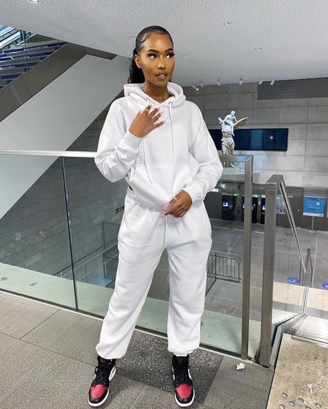 White Tracksuit Pants Outfit, White Sweat Suit Outfit, White Tracksuit Outfit, White Joggers Outfit, White Sweatpants Outfit, Outfit Jogging, Joggers Outfit Women, Ensemble Jogging, Sweat Suits Outfits