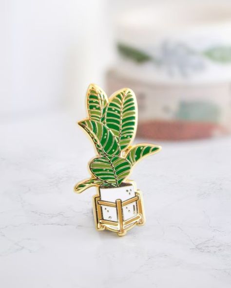 Occasionalish - Etsy Украина Strelitzia Plant, Plant Enamel Pin, Enamel Pin Collection, Bag Pins, Cool Pins, Bird Of Paradise, Pin Jewelry, Hard Enamel Pin, Cute Pins