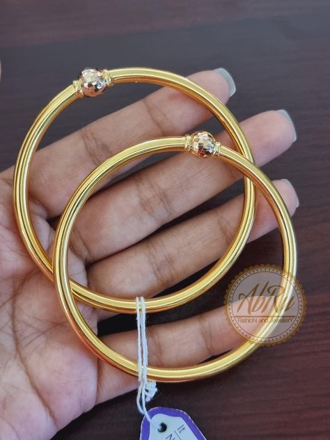 Kada Bracelet Gold For Women Daily Use, Dailywear Bangles Gold, Daily Wear Gold Bangles Indian, Kada Bangles Gold Design, Daily Use Gold Bangles Indian, Simple Bangles, Simple Gold Bangle, Plain Gold Bangles, Gold Bangles Indian