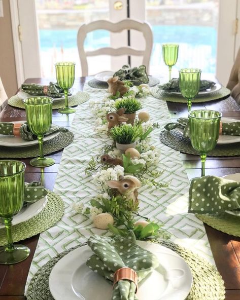 Easter Tablescape Ideas, Easter Dinner Table, Spring Table Settings, Decoration Vitrine, Spring Table Decor, Tafel Decor, Easter Table Settings, Easter Tablescapes, Spring Tablescapes