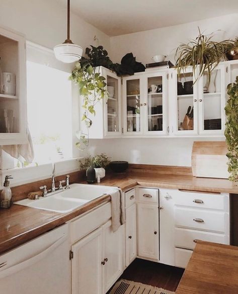 Earthy Kitchen, Boho Chique, Kitchen Cabinets Decor, White Kitchen Design, Boho Kitchen, Interior Modern, Cabinet Decor, Retro Home Decor, Kitchen Space