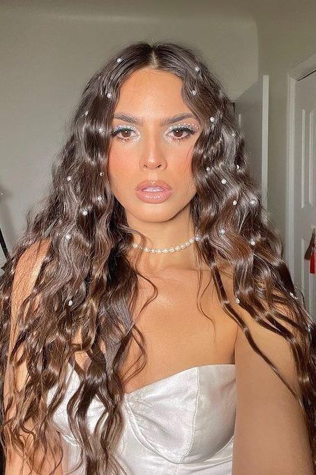 Maquillage Yeux Cut Crease, Concert Hairstyles, Birthday Hairstyles, Fest Outfits, Fairy Hair, Eras Tour Outfit, Festival Hair, Holiday Hairstyles, Glitter Hair