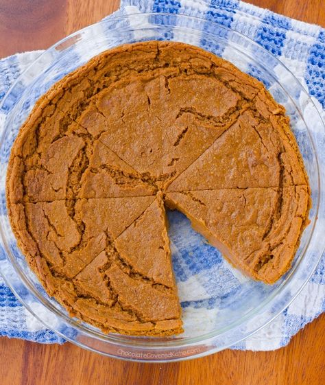 crustless pumpkin pie - apparently 70 calories per slice?? 2 tsp cinnamon 2 tsp baking powder 1 tsp pumpkin pie spice 1/2 tsp salt 1/3 cup flour 1/3 cup maple syrup or sugar pinch uncut stevia OR 2 additional tbsp sugar 1 (15-oz) can pumpkin puree 3/4 cup + 2 tbsp milk of choice 2 tbsp oil OR omit and increase milk to 1 cup 2 1/2 tsp pure vanilla extract optional 1 tbsp ground flax or 2 tsp cornstarch) Impossible Pumpkin Pie, Crustless Pumpkin Pie Recipe, Canned Pumpkin Recipes, Tomatoes Recipes, Pumpkin Banana Bread, Crustless Pumpkin Pie, Chocolate Covered Katie, Vegan Cheese Sauce, Healthy Thanksgiving