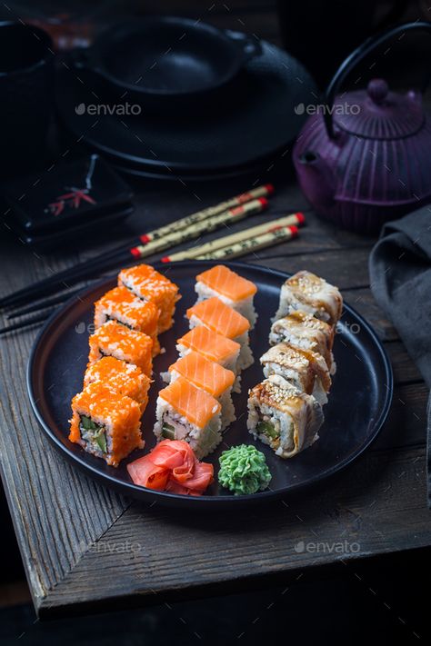 Kinds Of Sushi, Sushi Style, Sushi Bowl, Sushi Plate, Pizza Rolls, Sushi Recipes, Sushi Rolls, Dark Background, Sashimi