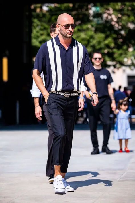 Mens Italian Street Style, Men Fall Fashion, Italian Men Style, Milan Fashion Week Men, European Fashion Summer, Most Stylish Men, Milan Fashion Week Street Style, Pool Fashion, Italy Outfits