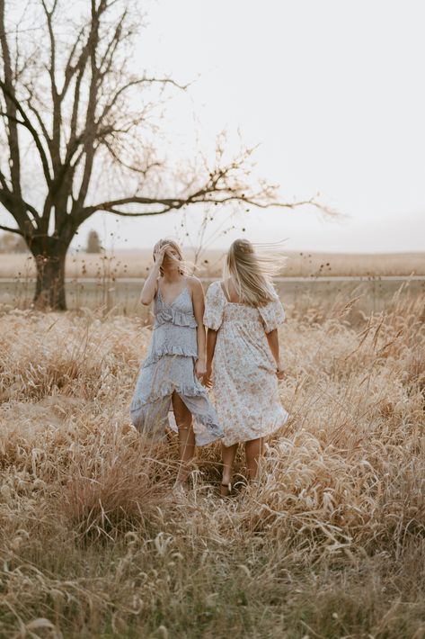 Windy Photoshoot Ideas, Windy Photoshoot, Picnic Pics, Cottage Core Photoshoot, Friend Senior Pictures, Couple Picnic, Bestie Photoshoot, Forest Engagement Photos, Creative Shoot