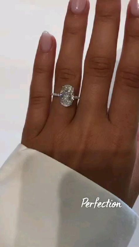 Bling Engagement Ring, Kelsey Rose, Engagement Ring Types, Dream Wedding Ring, Cute Engagement Rings, Round Solitaire Engagement Ring, Future Engagement Rings, Celebrity Engagement Rings, Oval Diamond Engagement Ring