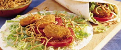 Dinner ready in just 20 minutes! Enjoy these crunchy chicken nugget tacos with creamy Caesar dressing sprinkled with chow mein noodles. Chicken Nugget Wrap, Chicken Tacos Recipes, Crunchy Chicken Nuggets, Healthy Vegetable Salad, Creamy Caesar Dressing, Tacos Recipes, Chicken Taco Salad, Crunchy Chicken, Chicken Taco Recipes