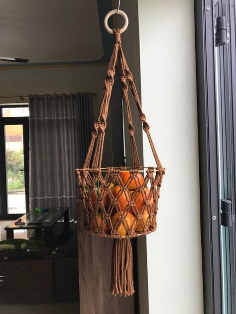 Rope Fruit Basket, Macrame Onion Net, Macrame Kitchen Ideas, Macrame For Kitchen, Macrame Fruit Hammock Diy, Macrame Fruit Hanger Diy, Macrame Produce Hanger, Macrame Fruit Hanger, Macrame Basket Diy