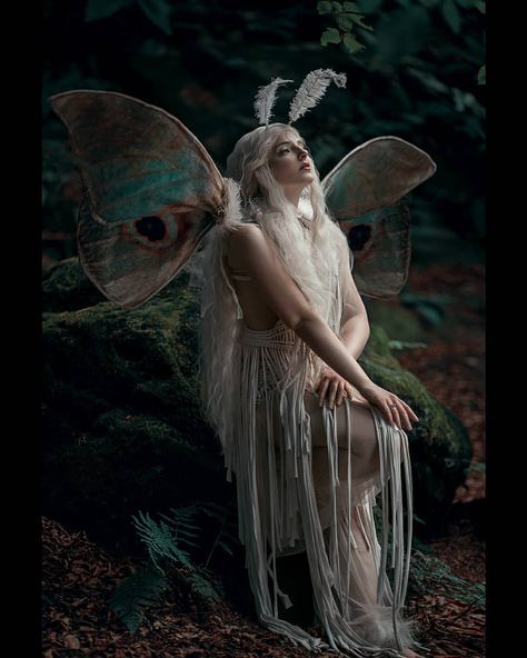 FairyKILL auf Instagram: „This was sooo a magical day, so i want to show you this picture taken by @hannyhoneymoon from @flore_lucem wearing a costume by…“ Luna Moth Fairy, Moth Fairy, Salem Halloween, Fairy Photoshoot, Halloween Ball, Fair Outfits, Moon Moth, Haunted Forest, Fairytale Photography