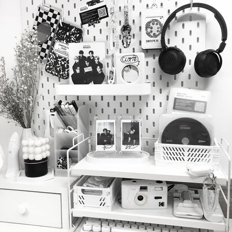 engenes desk ! Acubi Desk Setup, Black And White Kpop Room, Kpop Pegboard Ideas, Desk Setup Black, Black And White Aesthetic Room, Kpop Desk Setup, Acubi Room, Black And White Room Decor, White Desk Setup