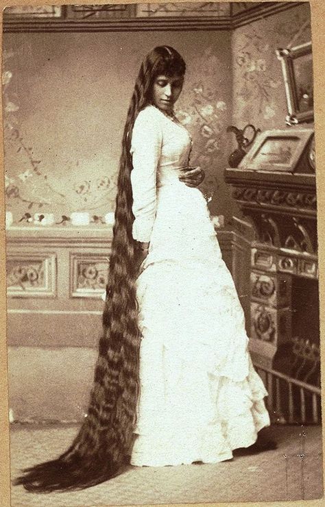 Victorian Hair, Portraits Of People, Extremely Long Hair, Victorian Hairstyles, Big Curly Hair, Portrait Vintage, Super Long Hair, Victorian Women, Very Long Hair