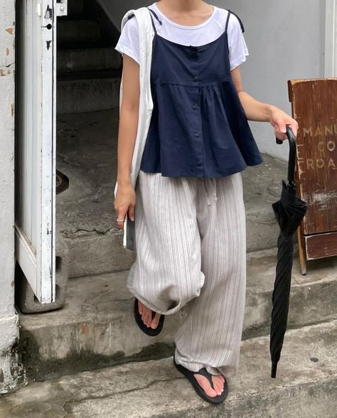 Japanese Loose Fashion, Slow Fashion Outfit, Summer Fashion Japan, Cami Over Shirt Outfit, Japanese Summer Style, Japandi Outfits, Summer Outfit Japan, Summer Outfits Japanese, Japan Summer Outfits