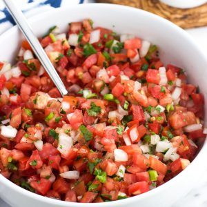 Pico de gallo in a serving bowl with a spoon Fresh Appetizers, Fresh Salsa Recipe, Easy Salsa Recipe, Mexican Night, Salsa Guacamole, Food Holidays, Sandwiches Wraps, Recipes Mexican, Bright Kitchen