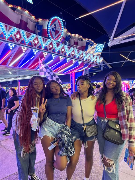 Amusement Park Photo Ideas, College Aesthetic Friends, Black Friend Group, Friends Group Photo, Group Trip, Black King And Queen, Best Friend Activities, Friends Black, Best Friends Aesthetic