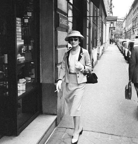 Coco Chanel (1957, by Mark Shaw) #CocoChanel Visit espritdegabrielle.com | L'héritage de Coco Chanel #espritdegabrielle Coco Chanel Pictures, Chanel Pictures, Perfume Chanel, Chanel Gabrielle, Coco Chanel Fashion, Mademoiselle Chanel, Moda Chanel, Chanel Resort, Chanel Suit