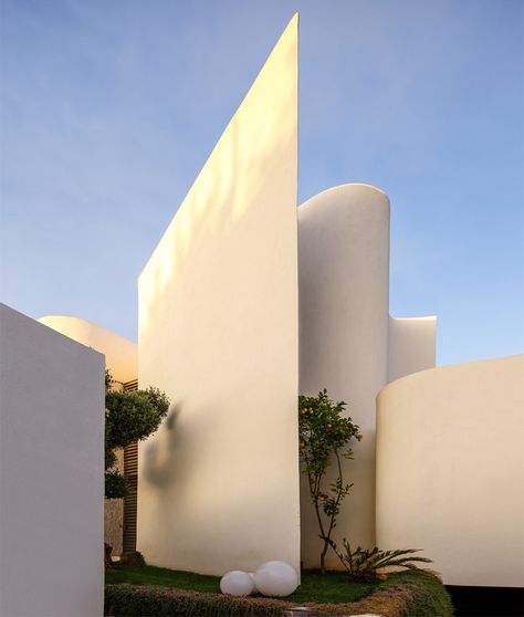 Mohamed Amine Siana combines flat planes and wavy walls at Villa Z in Casablanca Moroccan Houses, Architecture Cool, Facade Architecture, Architectural Inspiration, Villa Design, Facade House, Architecture Project, Contemporary Architecture, Amazing Architecture