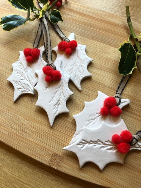 Textured and berries Modeling Clay Christmas Ideas, Christmas Ornaments Ceramic Clay, Christmas Airdry Clay Crafts, Christmas Modeling Clay Ideas, Christmas Clay Gifts, Holiday Clay Projects, Air Dry Clay Christmas Ideas, Clay Diy Gifts, Air Dry Clay Projects Christmas