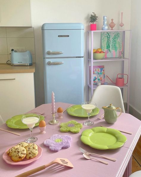 Pastel Dining Room, Pastel Home Decor, Colorful Apartment, Dorm Inspo, Kitschy Kitchen, Pastel House, Danish Pastel, Cute Bedroom Decor, Future Apartment