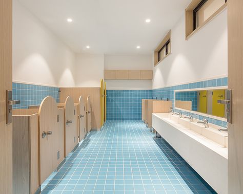 Preschool Bathroom Ideas, Japan Kindergarten, Kindergarten Bathroom, Daycare Bathroom, School Restroom, Pediatric Clinic, Daycare Rooms, Nursery Interior Design, Kindergarten Interior