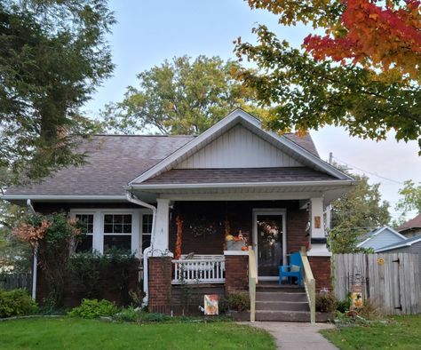 Red brick house with small front porch Bungalow House Aesthetic, Cozy Small House Exterior, Brick Craftsman Bungalow, Bungalow Aesthetic, American Suburban House, Brick Bungalow Exterior, 1920s Craftsman Bungalow Exterior, Small Home Exterior, Small Brick House