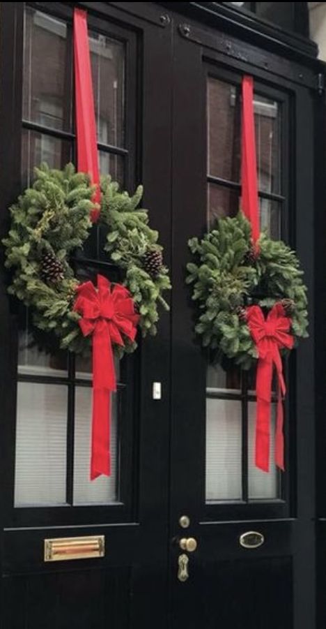 Classic Outdoor Christmas Decorations, Julkransar Diy, Christmas Foyer, Large Christmas Wreath, Christmas Entry, Christmas Front Door, Christmas Front Doors, Christmas Porch Decor, Christmas Themes Decorations