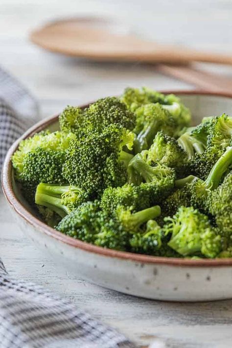 Wondering how to steam broccoli in the microwave? We will show you step-by-step how to cook broccoli the quickest and easiest way. In less than 10 minutes you’ll have a steaming bowl of broccoli ready to serve as a side dish or use in your favorite recipe. This is a quick and healthy side dish perfect for busy weeknights! Broccoli In Microwave, Microwave Broccoli, How To Steam Broccoli, Steam Broccoli, Meatloaf Dinner, Stuffed Chicken Breast Spinach, Chicken Bacon Ranch Pasta, Ranch Pasta, Healthy Side Dish