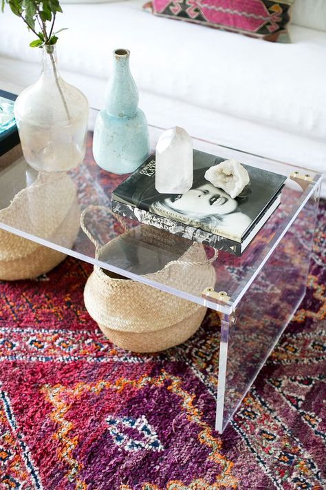 Clear Coffee Table, Acrylic Coffee Table, Muebles Living, Coffee Table Styling, Acrylic Decor, Home Trends, Decorating Coffee Tables, Home Decor Trends, Table Style