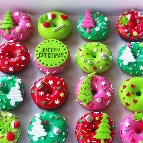 Bolo Do Mario, Chocolate Hacks, Donut Decorating Ideas, Fancy Donuts, Christmas Donuts, Grinch Christmas Party, Colourful Christmas, Donut Decorations, Mini Doughnuts