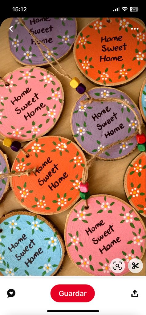 Wooden Slices Painting Ideas, Small Wood Circle Craft Ideas, Wooden Slices Painting, Small Wooden Paintings, Painted Wooden Keychain Ideas, Painted Wood Circles, Wooden Slices Ideas, Wood Slice Painting Ideas, Painting On Wood Slices