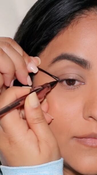 Tiny Cat Eyeliner, How To Apply Eyeshadow As Eyeliner, Cat Eyeliner For Hooded Eyes Step By Step, Eyeliner Styles For Beginners, How To Apply Liner, Eyeliner Application Tips, How To Do A Cat Eye For Beginners, How To Cat Eyeliner, Bobby Pin Eyeliner Hack