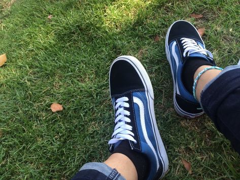 Black And Blue Vans Outfit, Blue Vans Outfit, Aesthetic Blanco, Black Vans Outfit, Vans Old Skool Navy, Navy Blue Vans, Vans Boots, Tennis Vans, Navy Vans